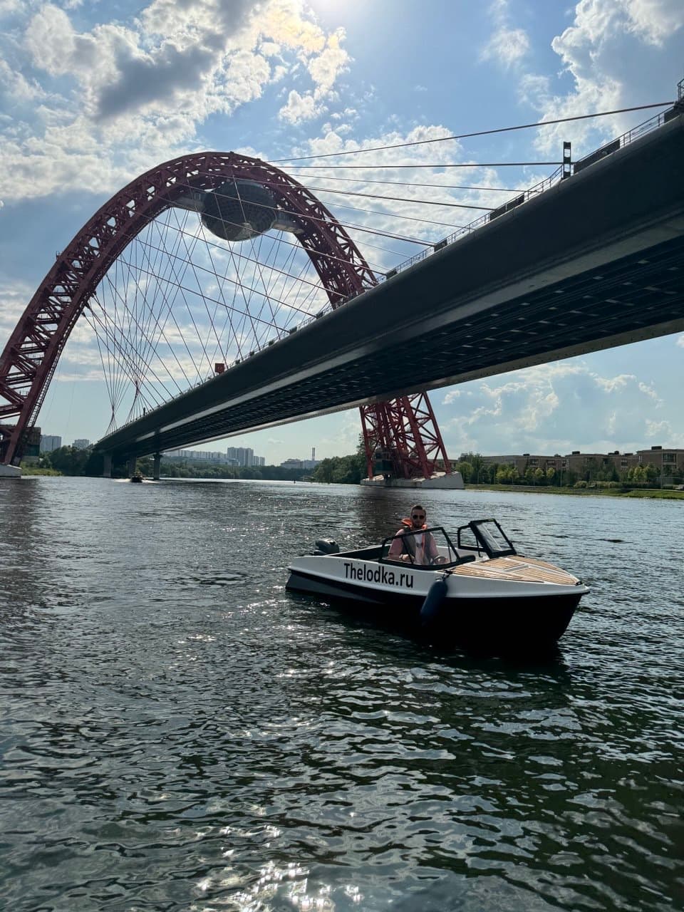 Катер TheLodka у Живописного моста