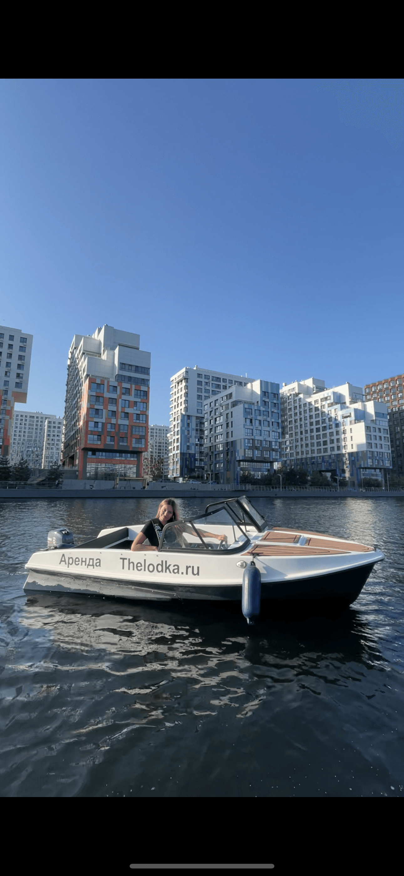 Катер TheLodka на фоне современных зданий
