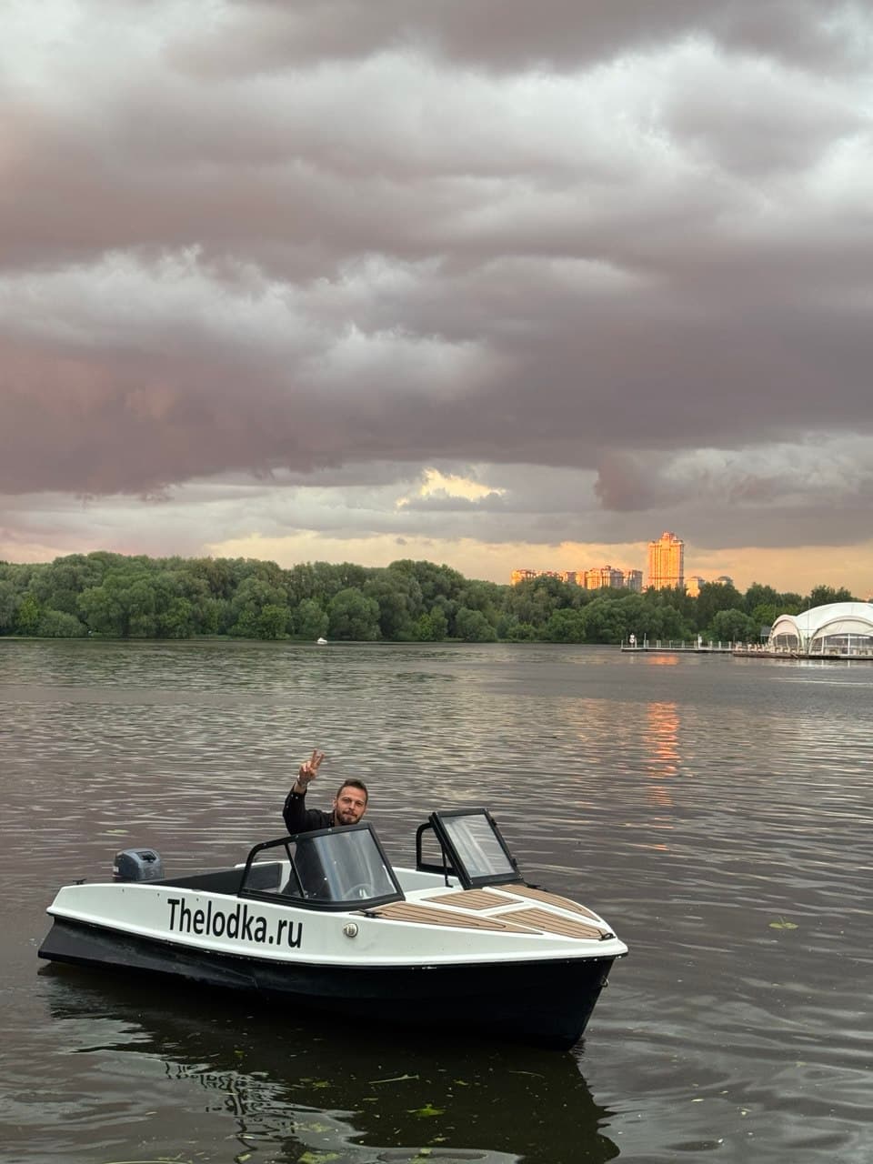 Катер TheLodka.ru на Москве-реке